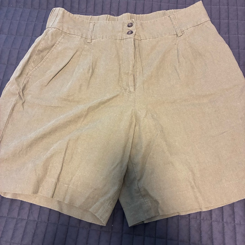 Classic olive green Women's Shorts. Linen blend EUC from Suzy Shier. Size 15-16